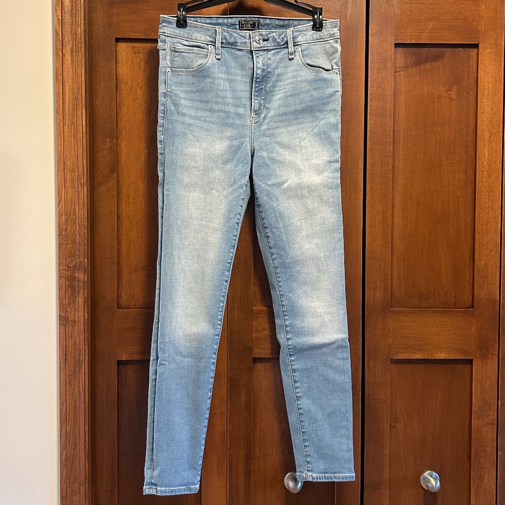 Abercrombie & Fitch Women's Light Wash Jeans High Rise Super Skinny Size 29 / 8R